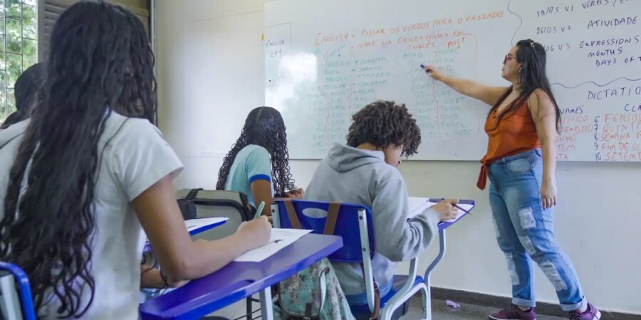 Flávio quer escolas militares; Lula propõe ampliar educação integral