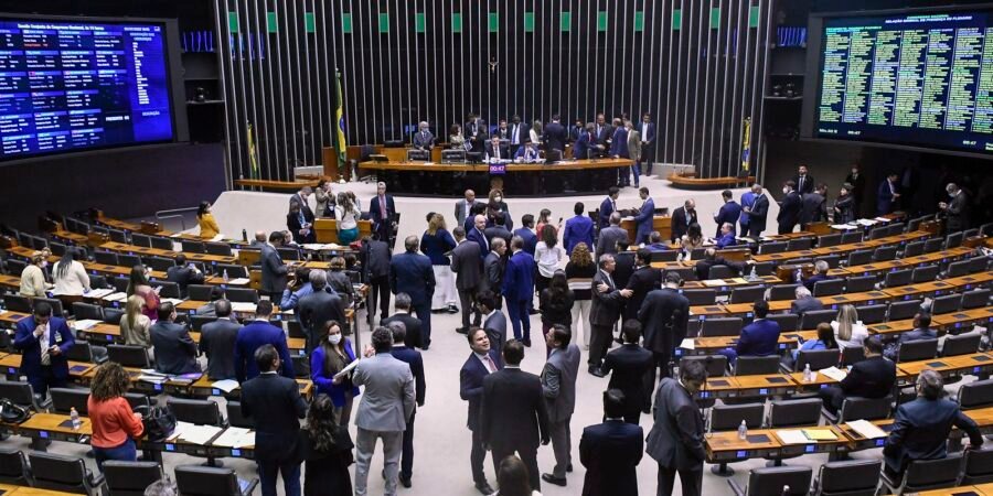 Representação de parlamentares negros segue baixa, diz pesquisadora